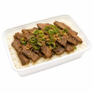 Warme Japanse witte rijst met beefplakjes